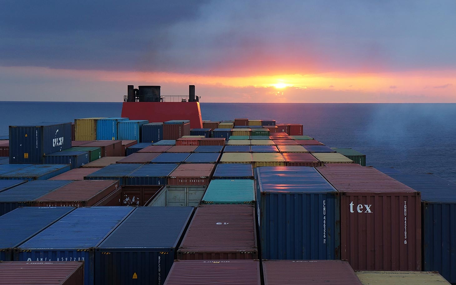 Contenedores en cubierta al atardecer