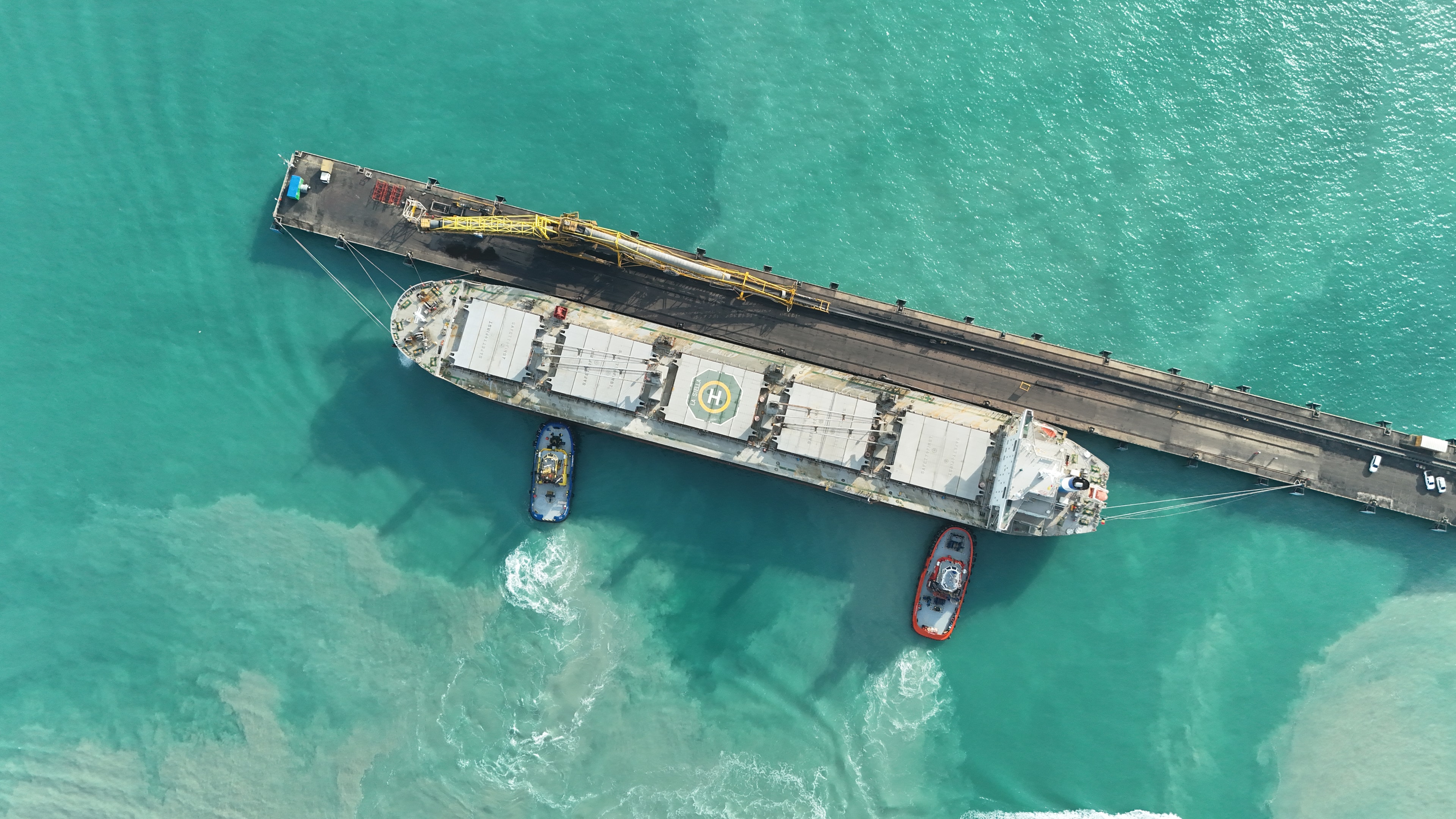 Vista aérea de buque en muelle